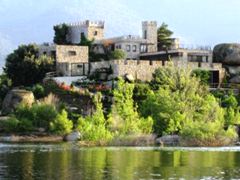 В Испании в придачу к замку можно получить собственный остров