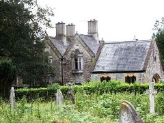 В Британии продается дом с мини-кладбищем на заднем дворе